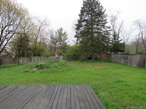 15 Capital Dr, Washingtonville NY  10992-1301 exterior