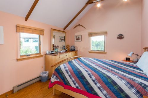 69 Bay View Ave, Marthas Vineyard MA 02539-4716 exterior