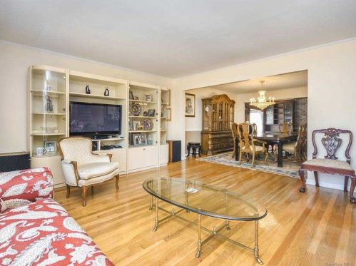 903 Gloucester Ct, Westbury NY  11590-5301 exterior