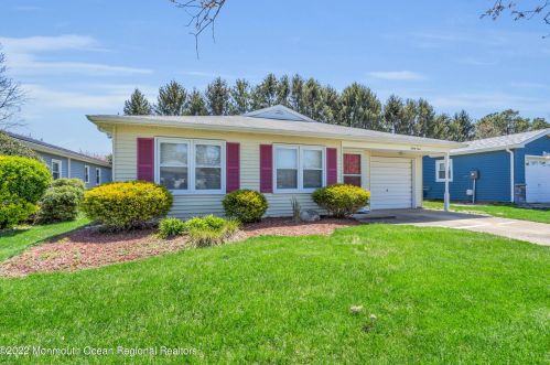 31 Lauren Ln, Bricktown, NJ 08723-7839