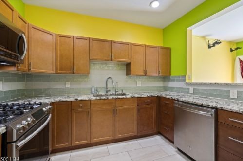 22 Autumn Ridge Rd, Greystone Park NJ  07950-1194 exterior