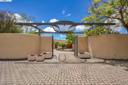 5425 Bacon Rd, Oakland, CA 94619-3103
