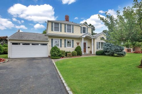 45 Ward St, Westbury NY  11590-2929 exterior