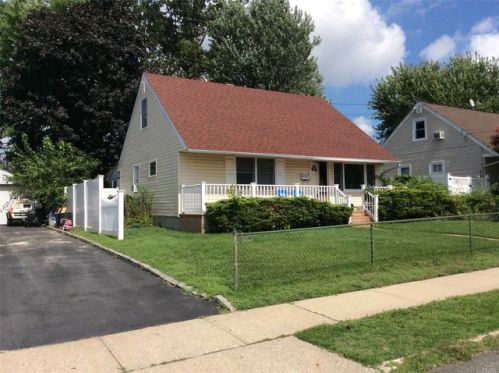 894 Mirabelle Ave, Westbury, NY 11590-6119