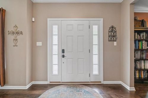 113 Maple Dr, Beaver Falls, PA 15010-8477