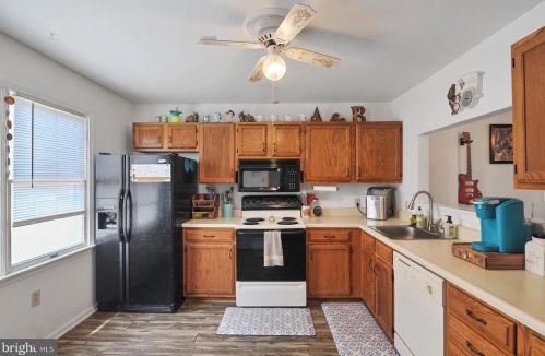 18 Greenway Ln, Dover DE  19904-6588 exterior