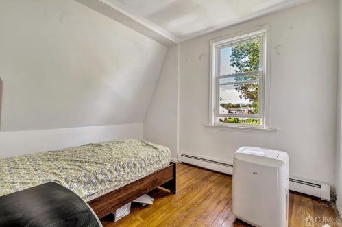 30 Freeman St, Woodbridge NJ  07095-3423 exterior