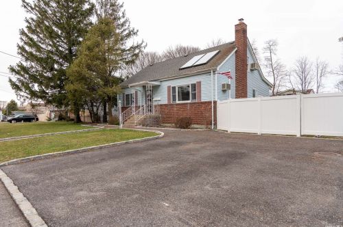 79 Irene St, North Lindenhurst, NY 11757-1204