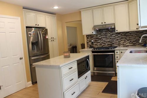 5 Independence Ct, Piscataway NJ  08854-5162 exterior