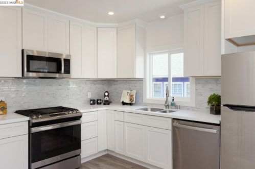 950 39 St, Oakland CA 94608-3899 exterior