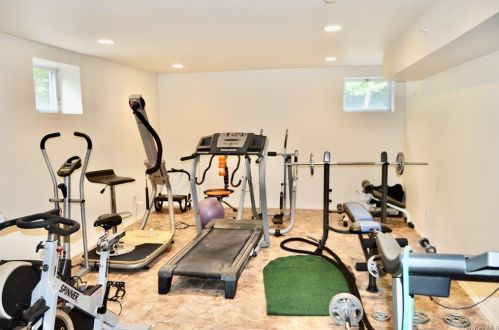 2 Drake Ln, White Plains NY  10607-2215 exterior