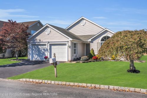 149 Skyline Dr, Lakewood, NJ 08701-5739