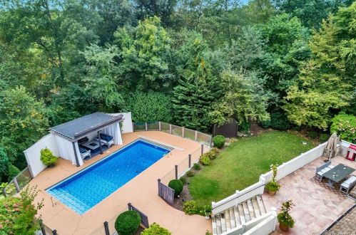 23 Twin Lakes Dr, Waterford, CT 06385-4158