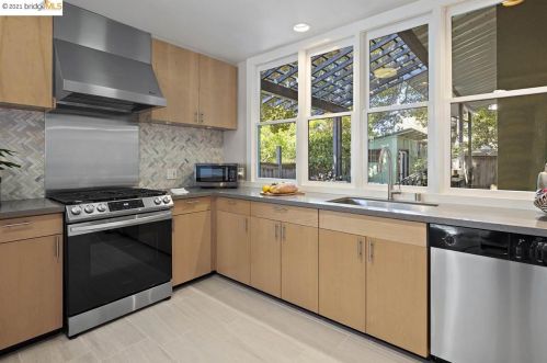 4221 Gln Ave, Oakland CA 94611-4349 exterior