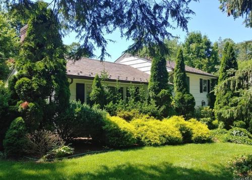 15 Wood Ln, New Rochelle, NY 10804-3709
