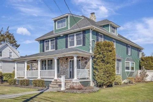 170 Henry St, Westbury, NY 11590-3134