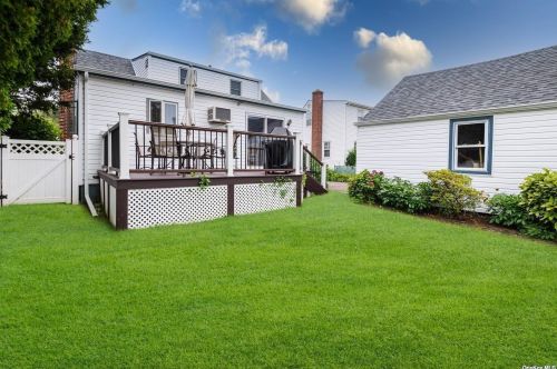 2150 Maple St, North Wantagh, NY 11793-4110