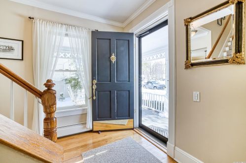 23 Oak St, Babylon, NY 11702-2321