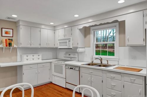 43 Walnut Ln, Northford CT  06472-1128 exterior