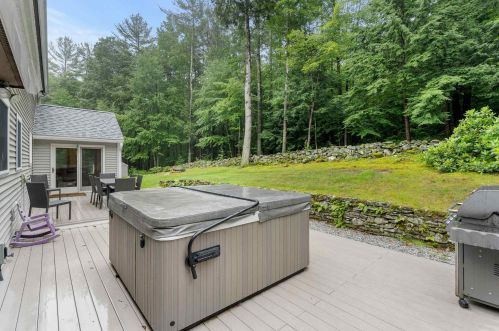 26 Deacon Ln, Hollis NH  03049-6321 exterior