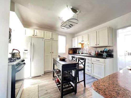 559 Nichols Ave, Stratford, CT 06614-3926