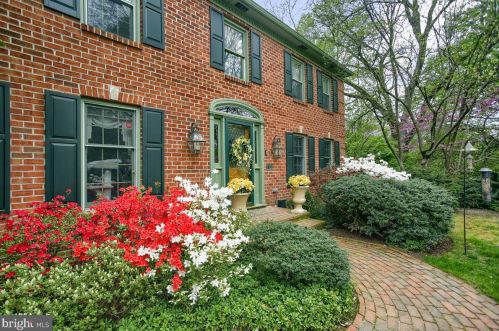1328 Valley Rd, Lancaster, PA 17603-2430