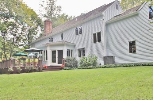 15 Crofts Ln, Stamford, CT 06903-3338