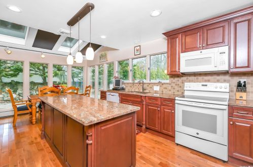 22 Stonywell Ct, Huntington Station NY  11746-5423 exterior