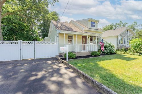1366 Pine Acres Blvd, Bayshore, NY 11706-5430
