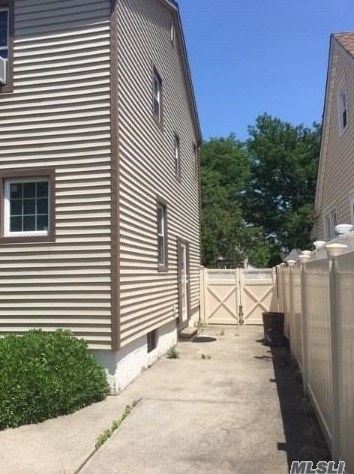 84-44 252nd St, Jamaica, NY 11426-2610