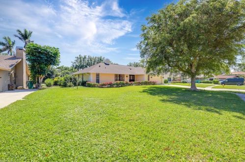 630 Nottingham Dr, Naples FL  34109-1642 exterior