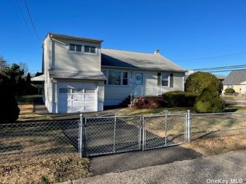 15 Elton St, Westbury, NY 11590-4622