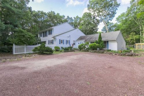 34 Randall Rd, Shoreham, NY 11786-2029