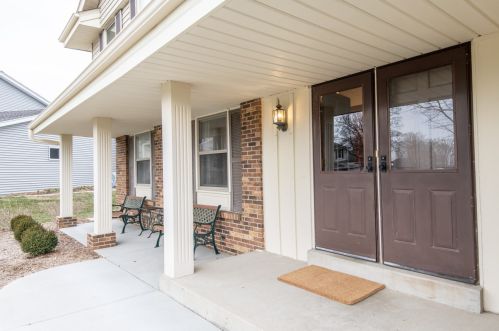 2304 Candlewyck Ct, Waukesha, WI 53188-1550