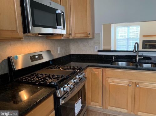 6098 Madison Pointe Ct, Falls Church VA  22041-3656 exterior