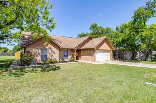 4745 Oarlock Dr, Fort Worth, TX 76135-2028