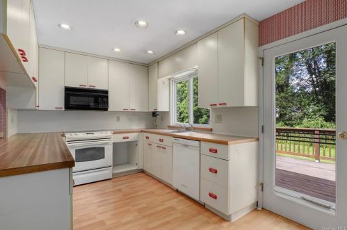 2732 Old Yorktown Rd, Yorktown Hgts NY  10598-3140 exterior