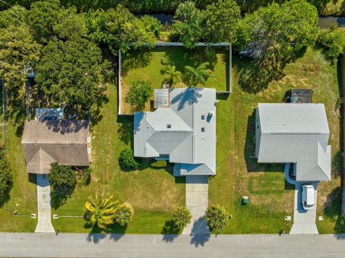 909 Fulton Way, Sebastian FL  32958-5123 exterior