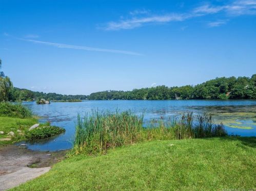 283 Mamanasco Rd, Ridgefield CT  06877-2425 exterior