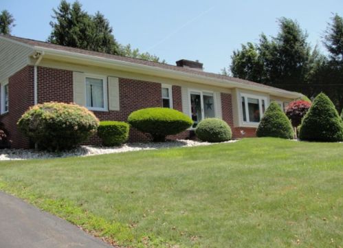 1004 Linden Dr, Jeannette, PA 15644-2841