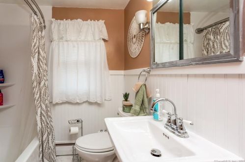 98 Ballfall Rd, Middletown CT  06457-2328 exterior