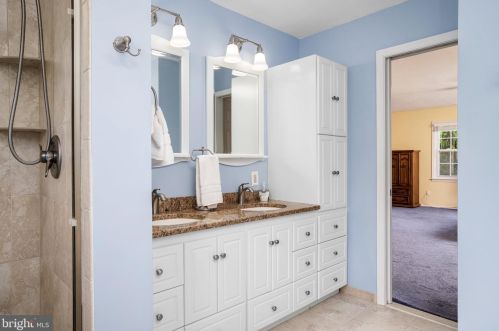 16 Dix Ln, Trenton NJ 08648-4844 exterior