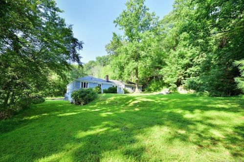 8 Tommys Ln, Brookfield Center, CT 06804-1616