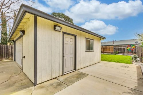 9020 Grove St, Elk Grove CA  95624-2318 exterior