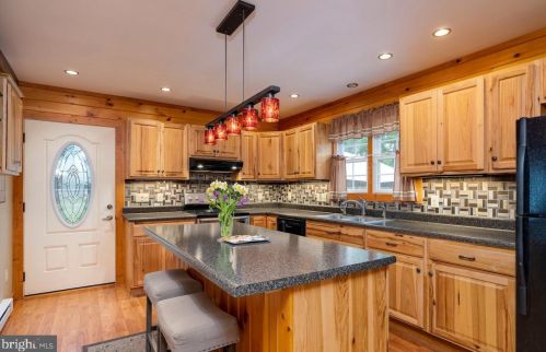324 Rocky Mountain Ln, New Market, VA 22844-3216
