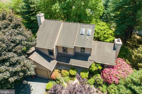 7 Fly Way Dr, Newtown Square, PA 19073-3008