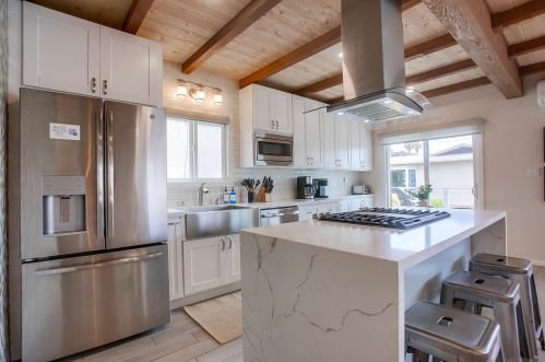 824 Anacapa Ct, San Diego CA  92109-8203 exterior