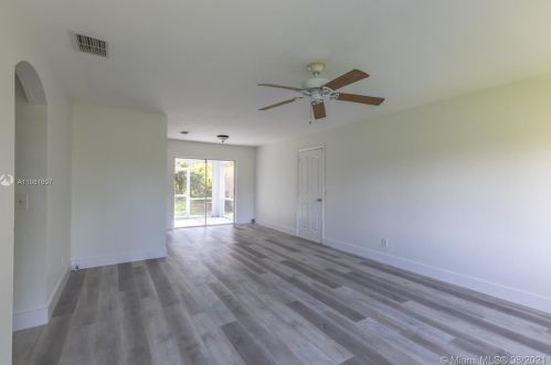 2535 37th Ave, Naples, FL 34120-7437