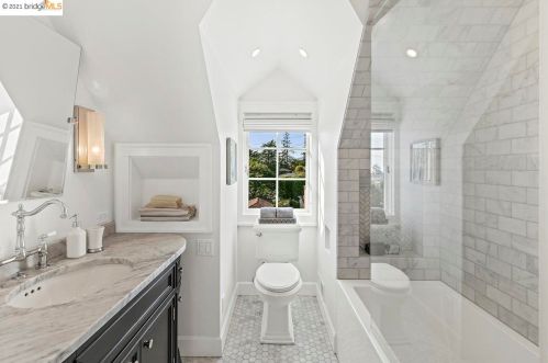 5828 Heron Dr, Oakland CA  94618-2628 exterior