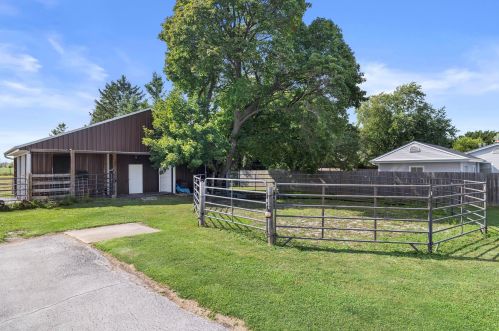 7432 River Rd, Caledonia, WI 53108-9646